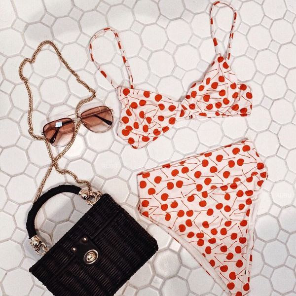 Modern női kétrészes fürdőruha rátéttel