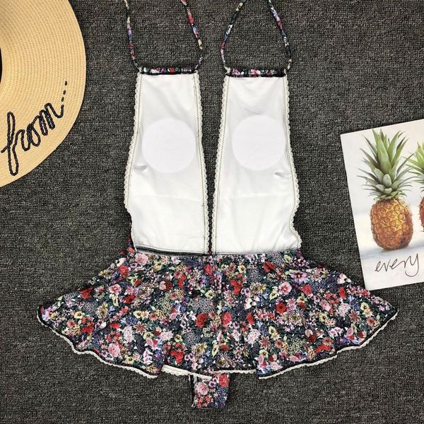 Modern női teljes fürdőruha mély V-nyakkal és virágmintával