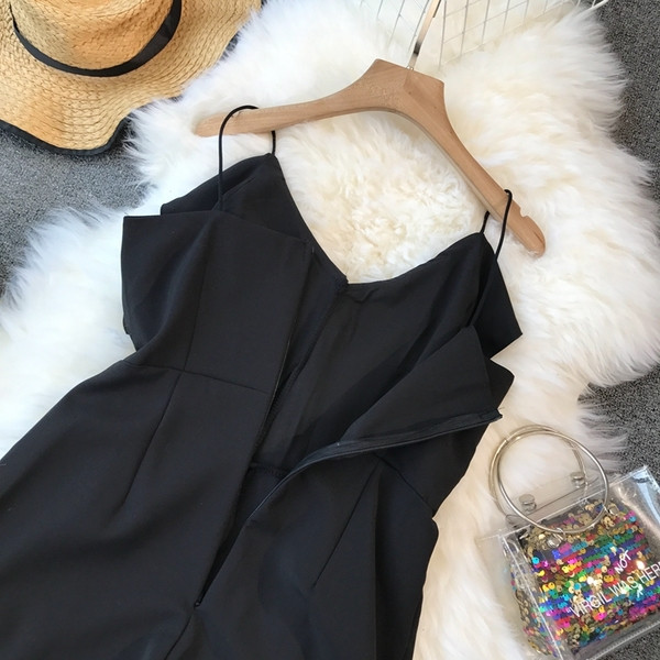 Stílusos női overall, fekete színben, V-nyakkal