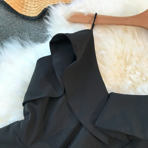 Stílusos női overall, fekete színben, V-nyakkal