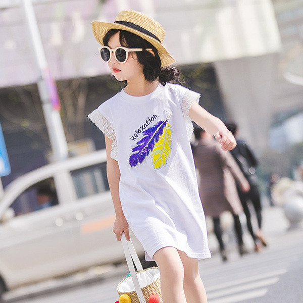 Modern gyerekruha fehér színben, hímzéssel és flitterekkel