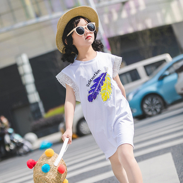 Modern gyerekruha fehér színben, hímzéssel és flitterekkel