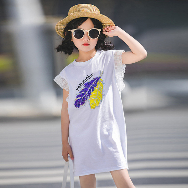 Modern gyerekruha fehér színben, hímzéssel és flitterekkel