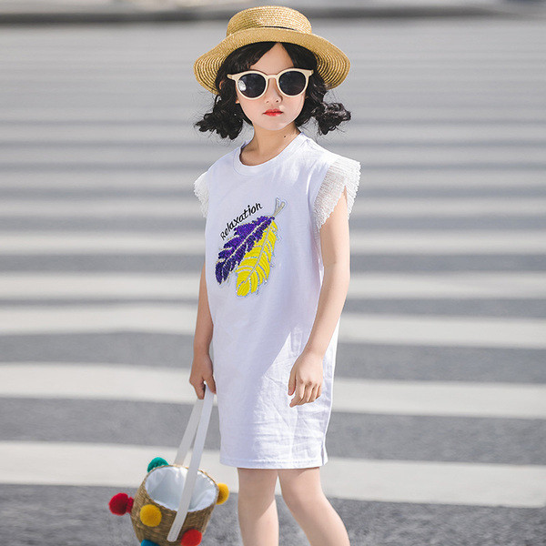 Modern gyerekruha fehér színben, hímzéssel és flitterekkel