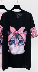 Modern női blúz rövid ujjú rátéttel és flitterekkel