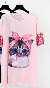 Modern női blúz rövid ujjú rátéttel és flitterekkel