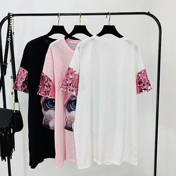 Modern női blúz rövid ujjú rátéttel és flitterekkel