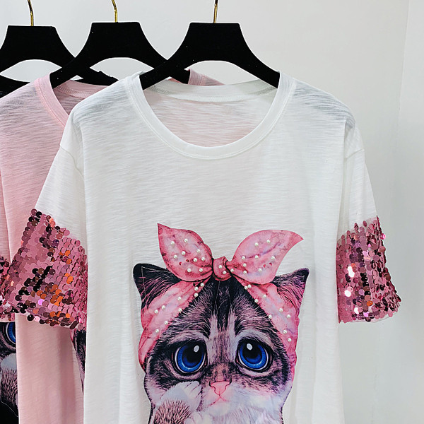 Modern női blúz rövid ujjú rátéttel és flitterekkel