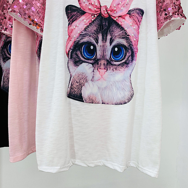 Modern női blúz rövid ujjú rátéttel és flitterekkel