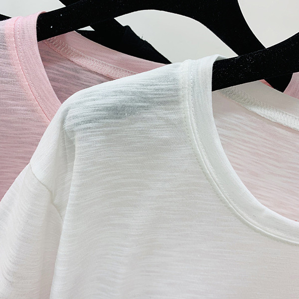 Modern női blúz rövid ujjú rátéttel és flitterekkel