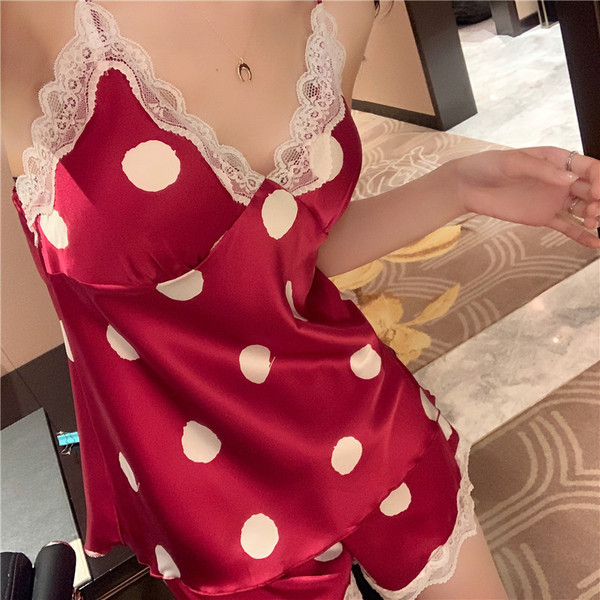 Szatén női pizsama két részből, piros és kék csipkével