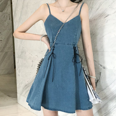 Μοντέρνο γυναικείο τζιν φόρεμα με λεπτούς ιμάντες και κορδόνια