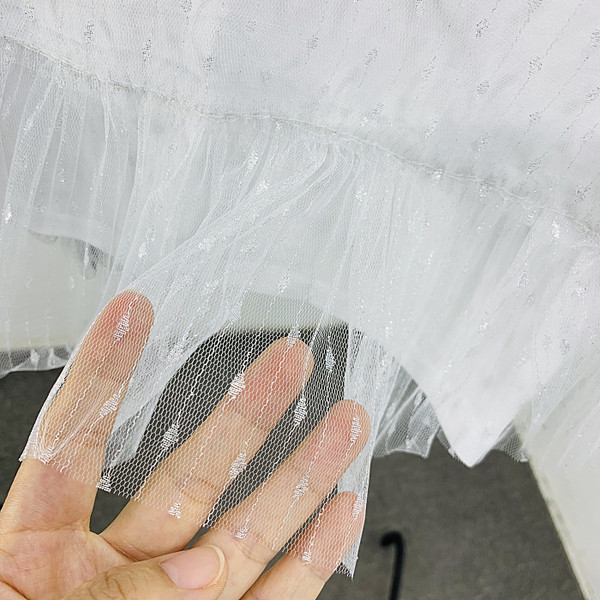 Modern női blúz fehér és fekete színben O-nyakkal és tüllvel