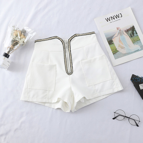 Стилни дамски къси панталони с цип в бял и черен цвят 