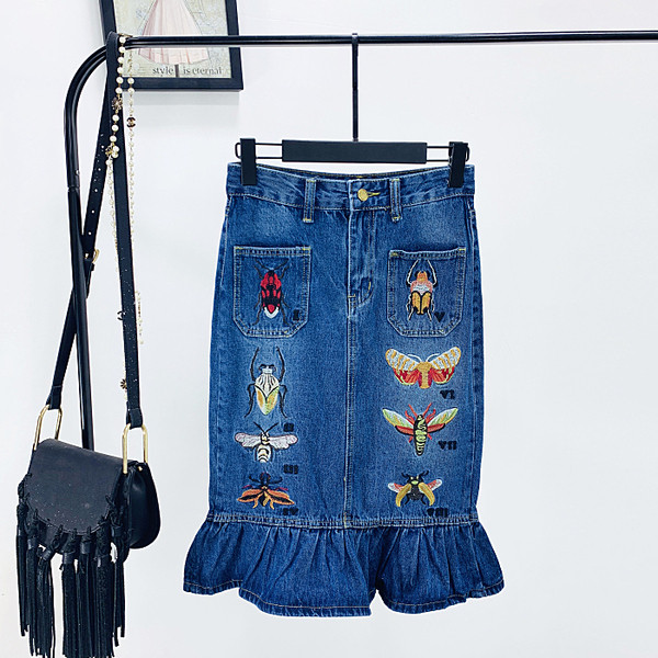 Modern női farmerszoknya hímzéssel, magas derékkal