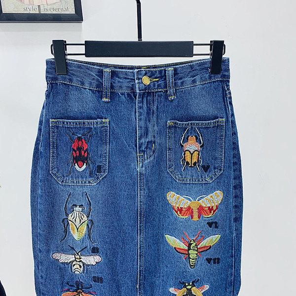 Modern női farmerszoknya hímzéssel, magas derékkal