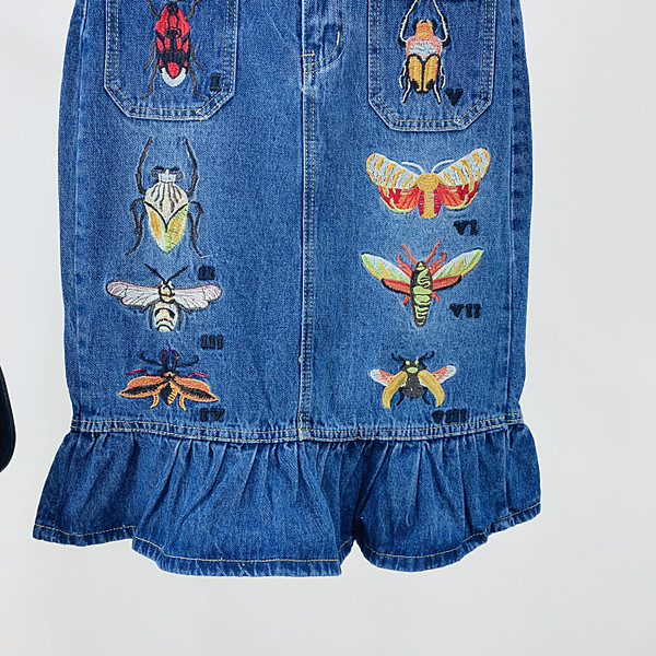 Modern női farmerszoknya hímzéssel, magas derékkal