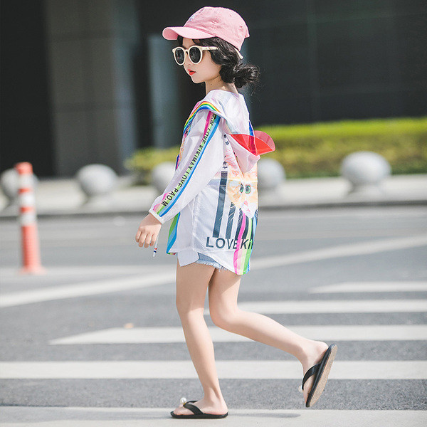 Modern gyerekkabát lányoknak kapucnival és nyakkendővel