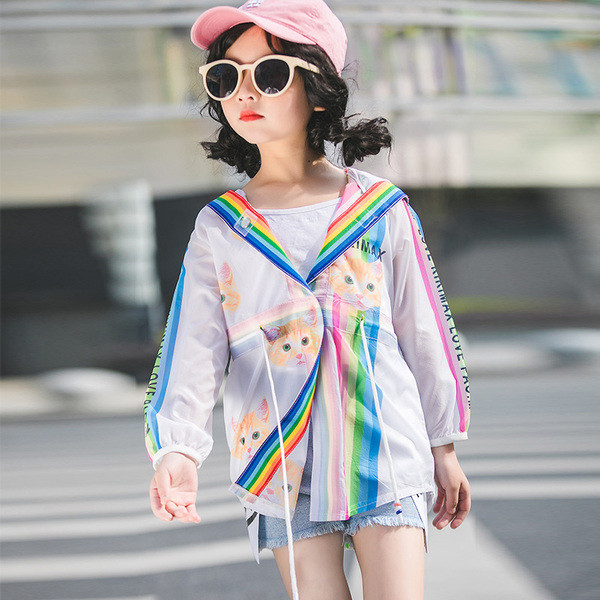 Modern gyerekkabát lányoknak kapucnival és nyakkendővel