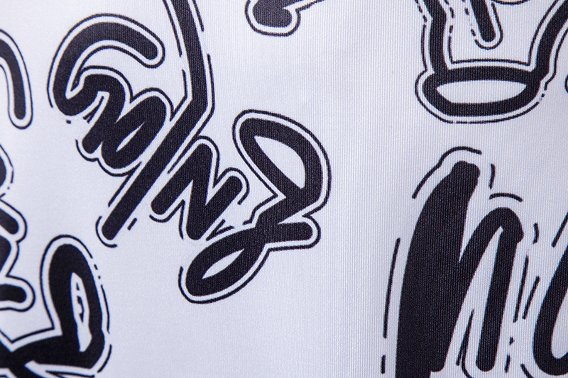 Modern, fehér, feliratos férfi póló