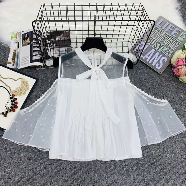 Κομψή γυναικεία μπλούζα σε λευκό και μαύρο χρώμα με τούλι και πούλιες