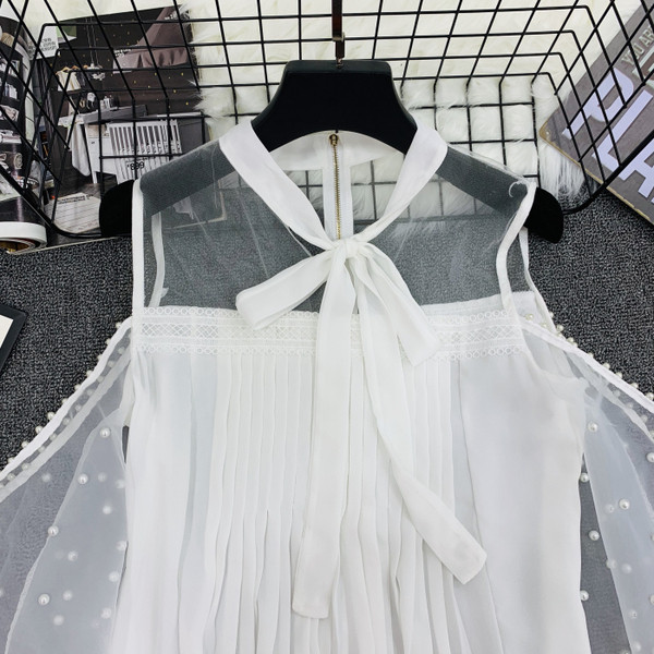 Κομψή γυναικεία μπλούζα σε λευκό και μαύρο χρώμα με τούλι και πούλιες