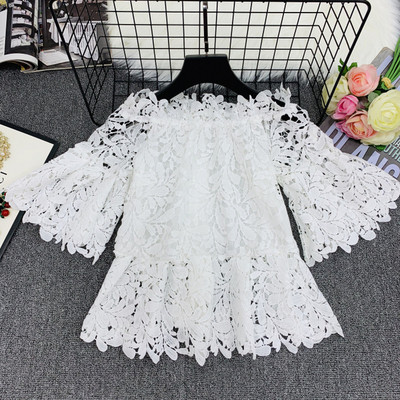 Modern női blúz hímzéssel és lótusz ujjakkal