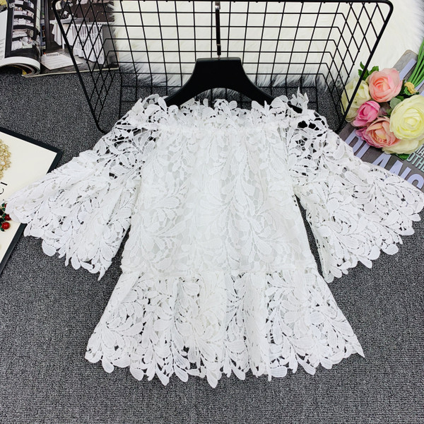 Modern női blúz hímzéssel és lótusz ujjakkal