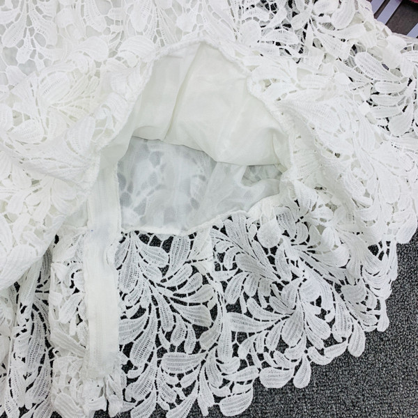 Modern női blúz hímzéssel és lótusz ujjakkal