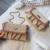 Modern női táska öt színben bojttal és hosszú fémlánccal