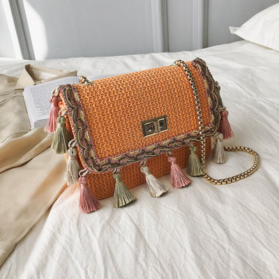 Modern női táska öt színben bojttal és hosszú fémlánccal