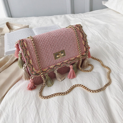 Modern női táska öt színben bojttal és hosszú fémlánccal