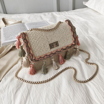 Modern női táska öt színben bojttal és hosszú fémlánccal