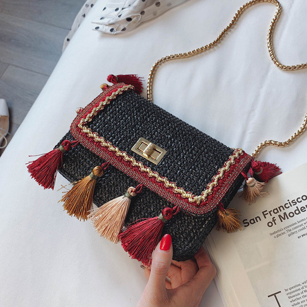 Modern női táska öt színben bojttal és hosszú fémlánccal