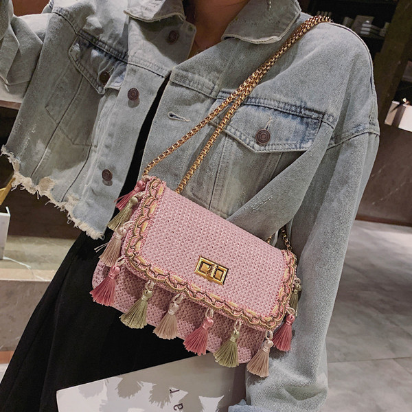 Modern női táska öt színben bojttal és hosszú fémlánccal