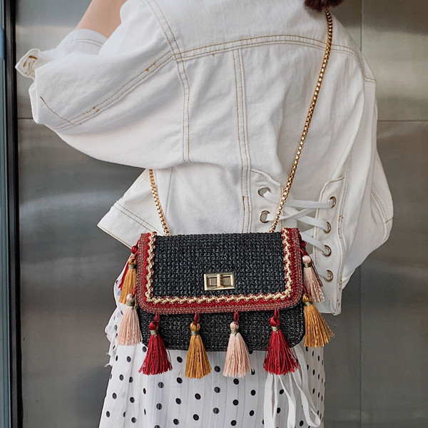 Modern női táska öt színben bojttal és hosszú fémlánccal