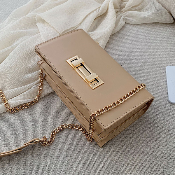 Eko bőrből készült stílusos női táska öt színben fém rögzítéssel és hosszú fémlánccal