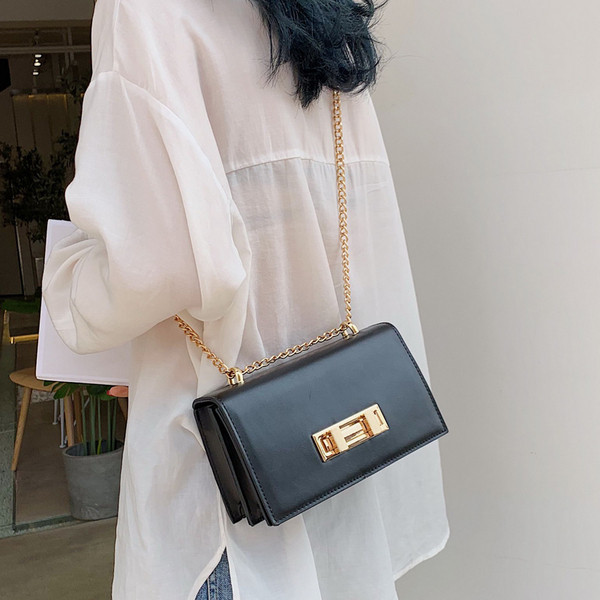 Eko bőrből készült stílusos női táska öt színben fém rögzítéssel és hosszú fémlánccal