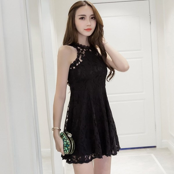 Stílusos női ruha csipkével és csupasz vállakkal, fekete színben