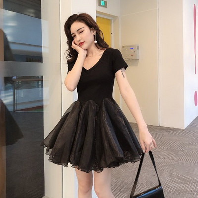 Modern női ruha V-nyakú és rövid ujjú fekete színben