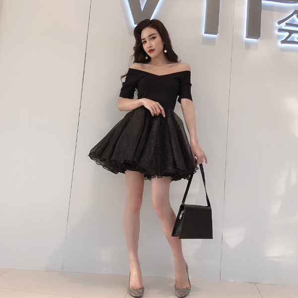 Modern női ruha V-nyakú és rövid ujjú fekete színben