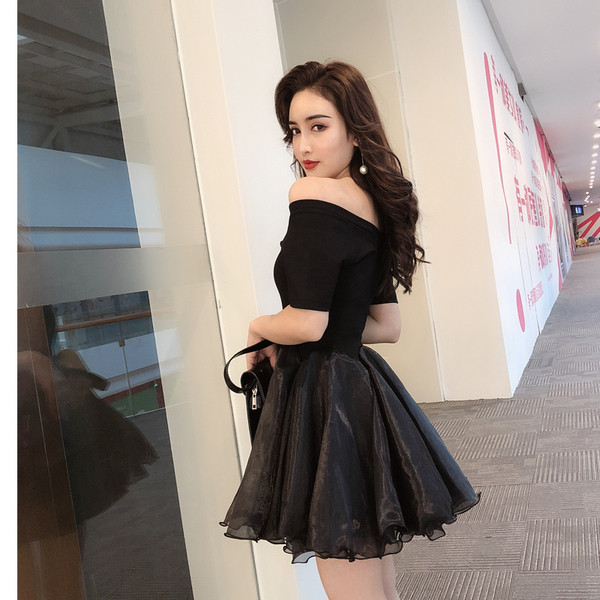 Modern női ruha V-nyakú és rövid ujjú fekete színben