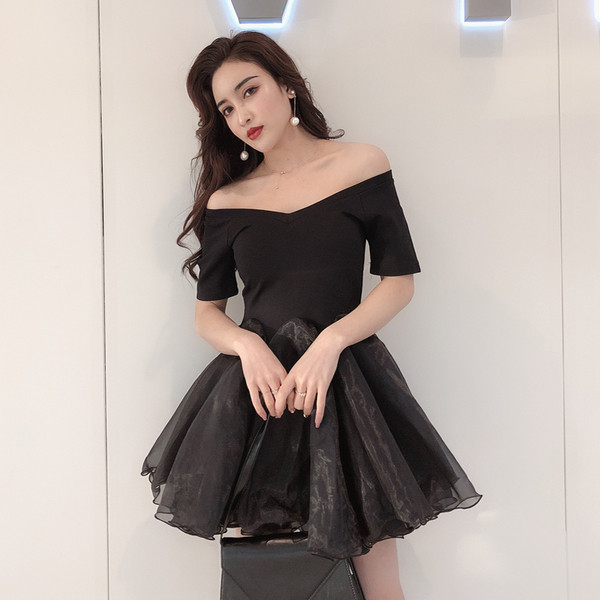 Modern női ruha V-nyakú és rövid ujjú fekete színben