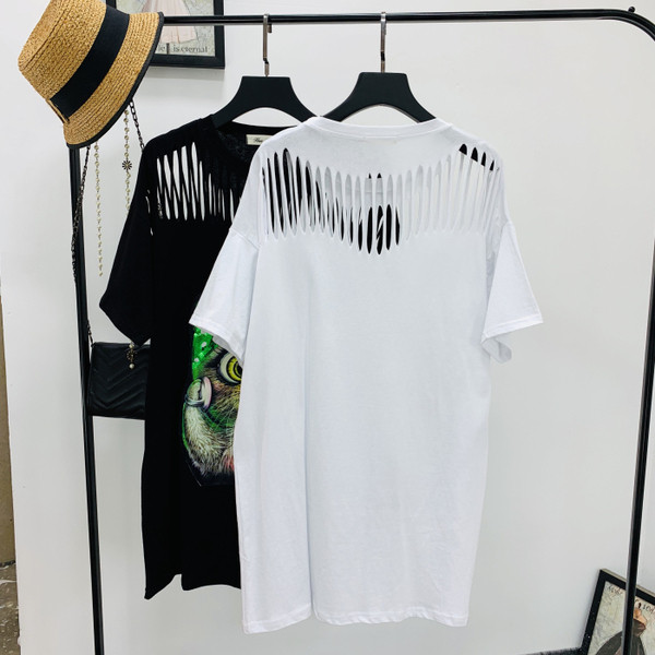 Μοντέρνα γυναικεία μπλούζα σε τρία χρώματα με εφαρμογές