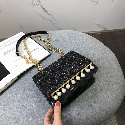 Κομψή γυναικεία τσάντα σε τέσσερα χρώματα με λαμπερά στοιχεία και διακοσμητικά μαργαριτάρια