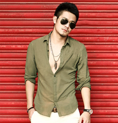 Μοντέρνο καλοκαιρινό ανδρικό πουκάμισο σε διαφορετικά χρώματα