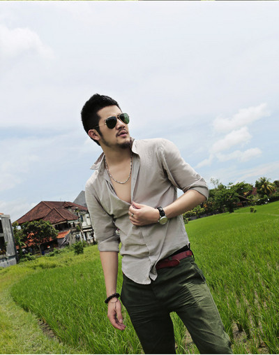 Μοντέρνο καλοκαιρινό ανδρικό πουκάμισο σε διαφορετικά χρώματα