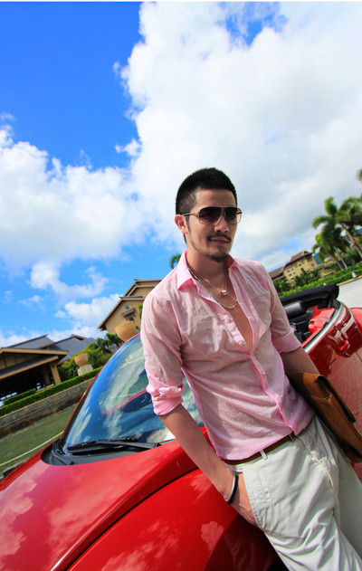 Μοντέρνο καλοκαιρινό ανδρικό πουκάμισο σε διαφορετικά χρώματα