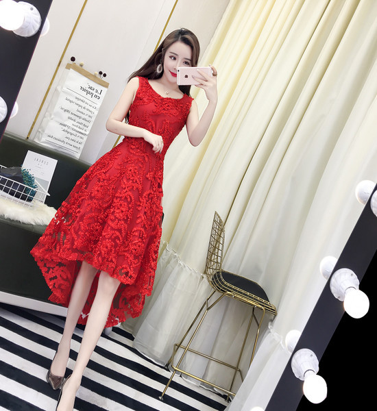 Modern női ruha csipkével, két színben