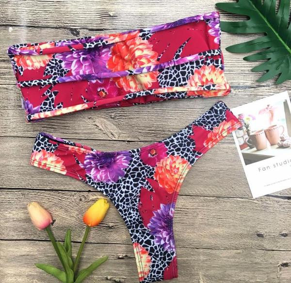 Modern női fürdőruha két részből, virágmintával